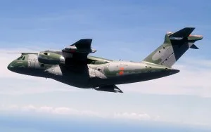 Avião de transporte militar dos EUA pousa em Moscou; Kremlin ainda não tem informação