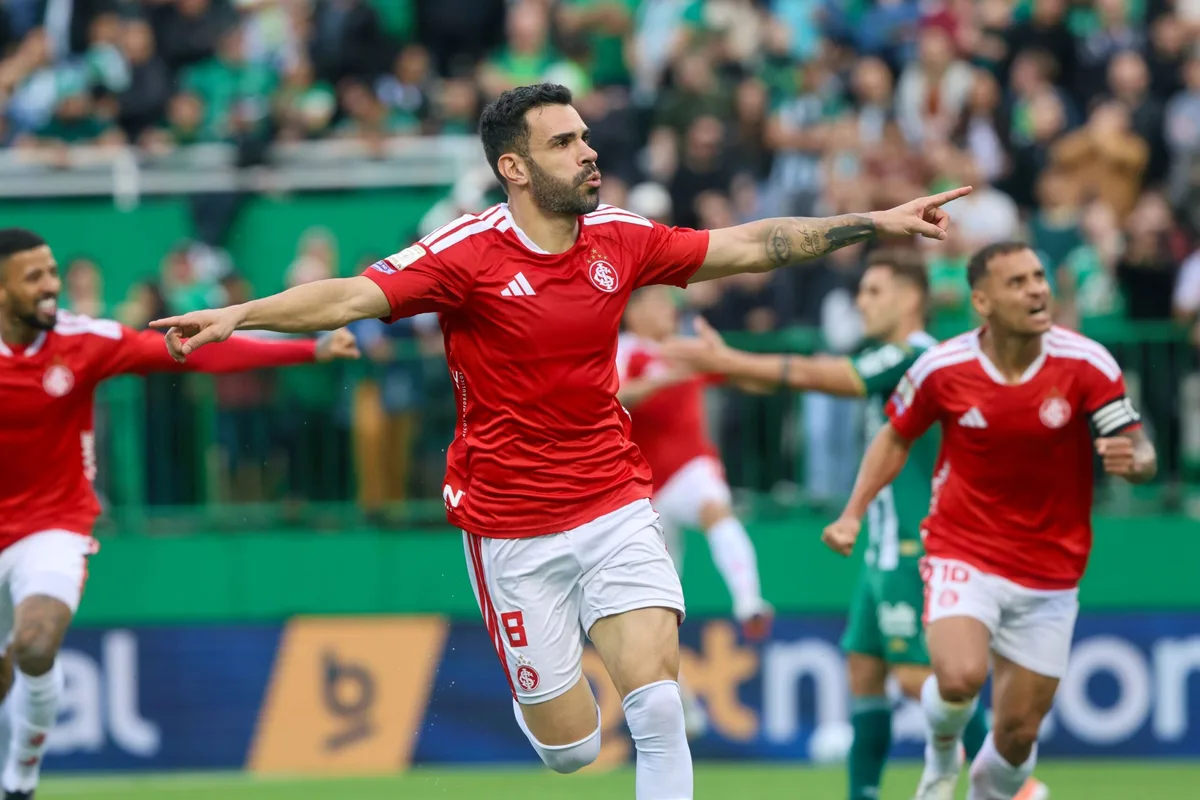 Internacional vence Chapecoense e encerra jejum de 10 jogos no Brasileiro