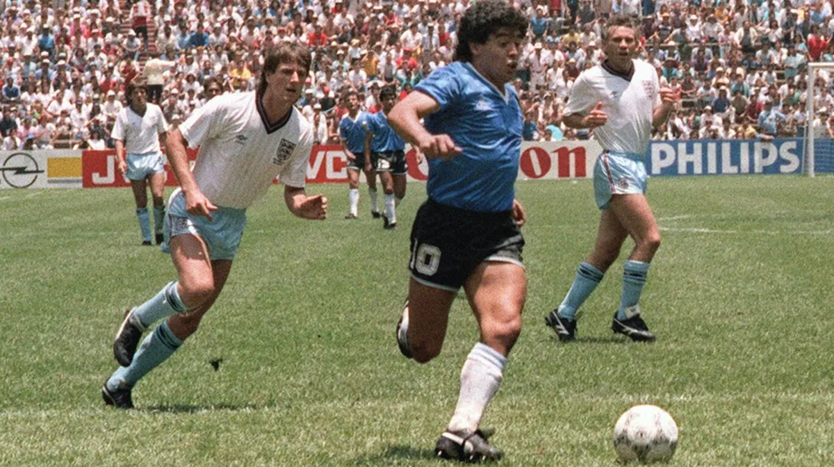 Subastaron la pelota con la que Diego Maradona le hizo los dos goles a Inglaterra en México 1986: cuánto pagó el comprador