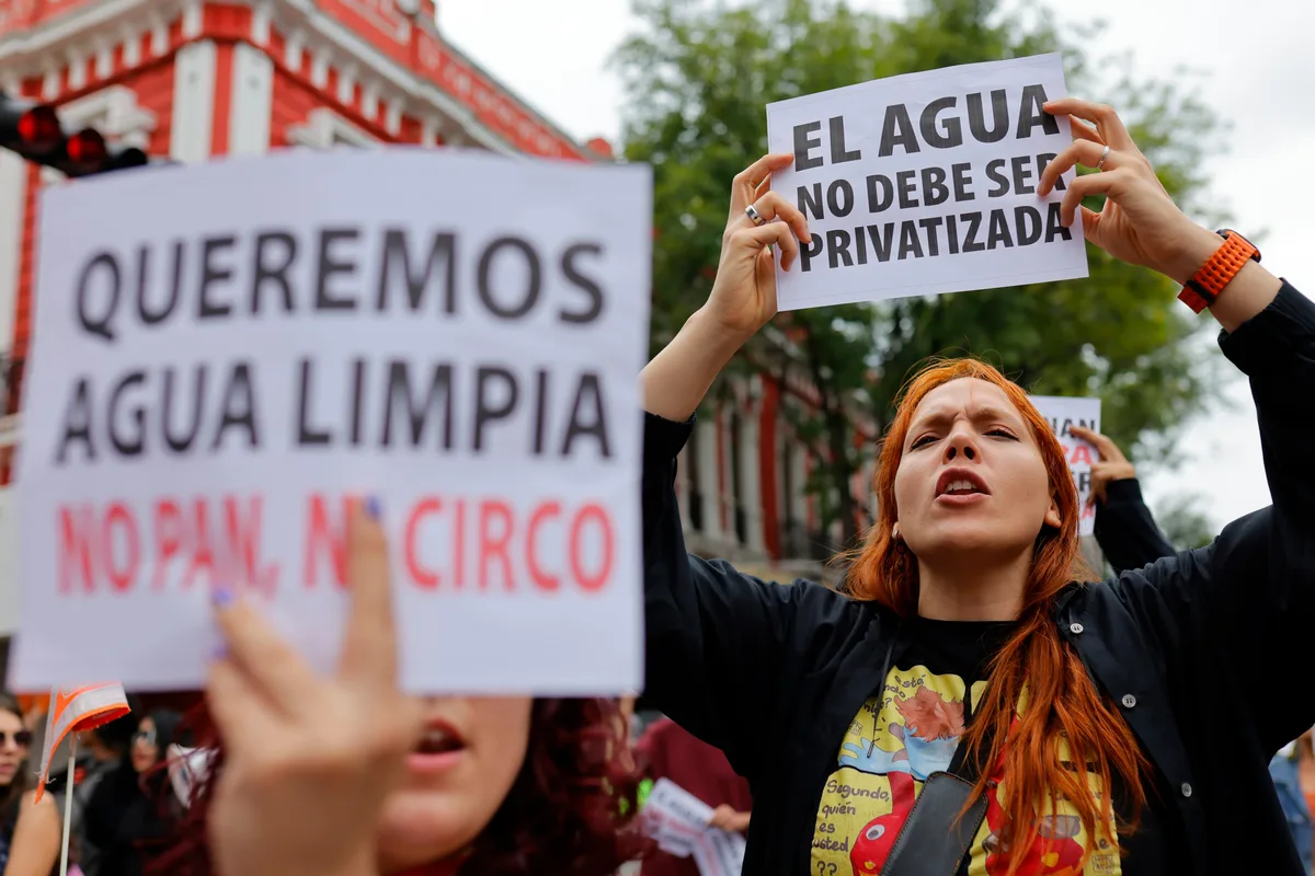 Marcha por agua limpia en Guadalajara termina con gases lacrimógenos y detenidos frente a Casa Jalisco