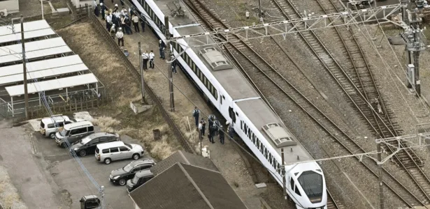 Trem expresso atropela e mata quatro trabalhadores em estação no Japão