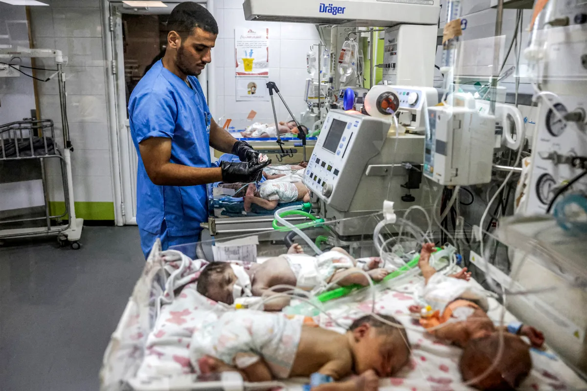 Sem incubadoras suficientes, hospitais de Gaza acomodam até três bebês no mesmo equipamento