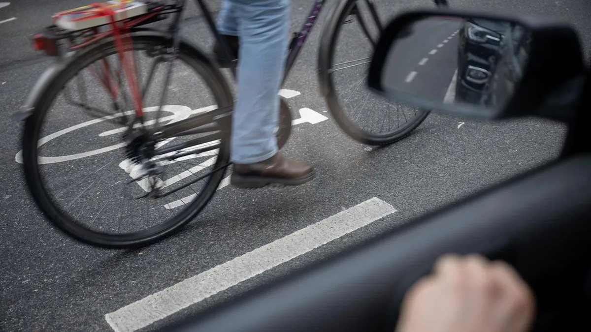 Parkverbot: Weshalb Autofahrer den „Dooring-Streifen“ kennen sollten