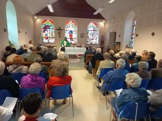 « Ça fait beaucoup de bruit » : des milliers de mouches imposent la fermeture de l’église dans le pays de Fougères