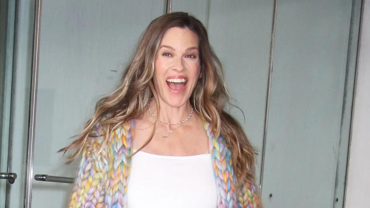 Primeras imágenes de Hilary Swank embarazada a los 52 años y su contundente respuesta a quienes critican su maternidad