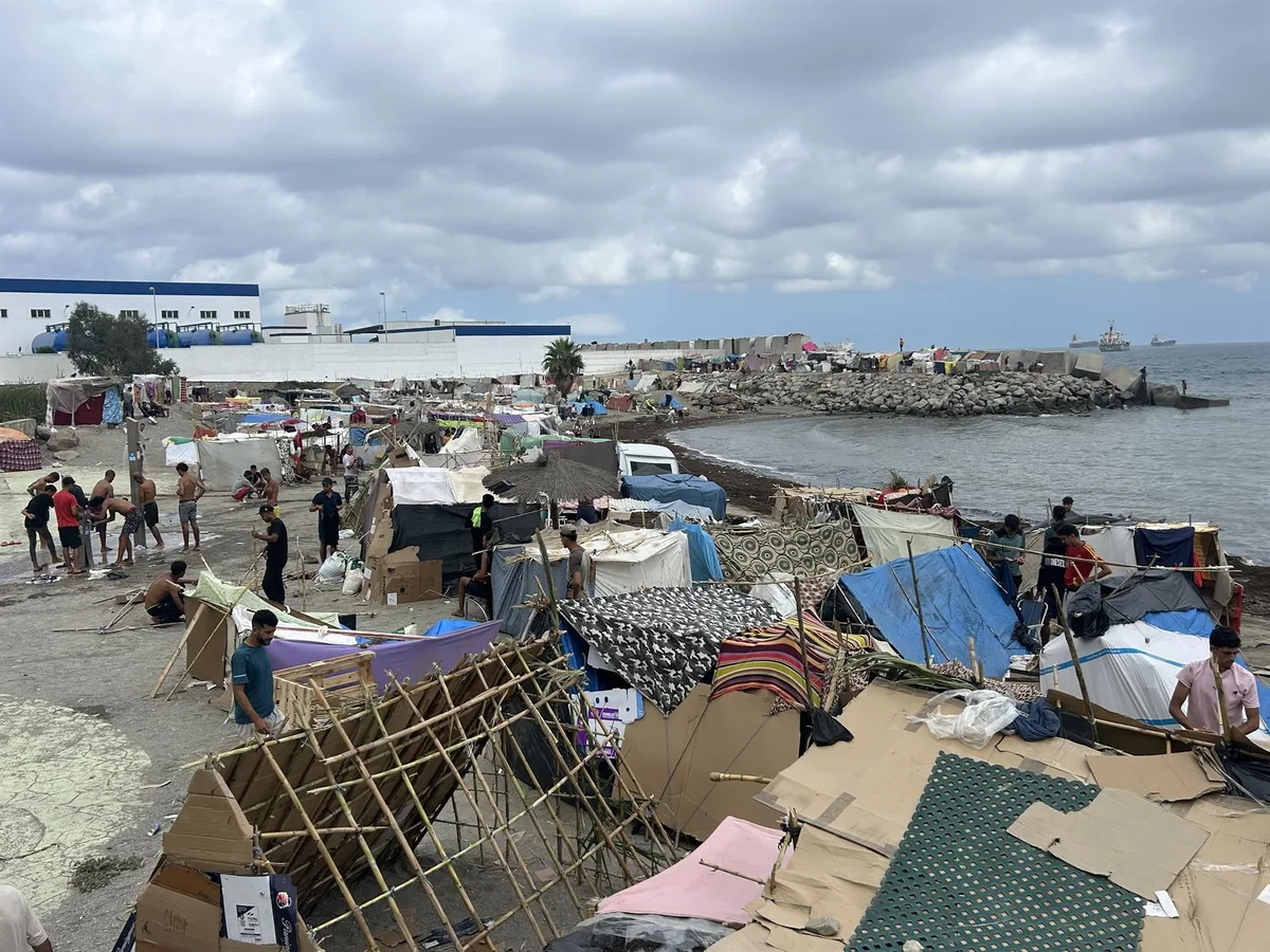 Denuncian que la plantilla de limpieza de Ceuta está “al límite” tras la llegada masiva de migrantes: la playa del Trampolín amanece con residuos y excrementos