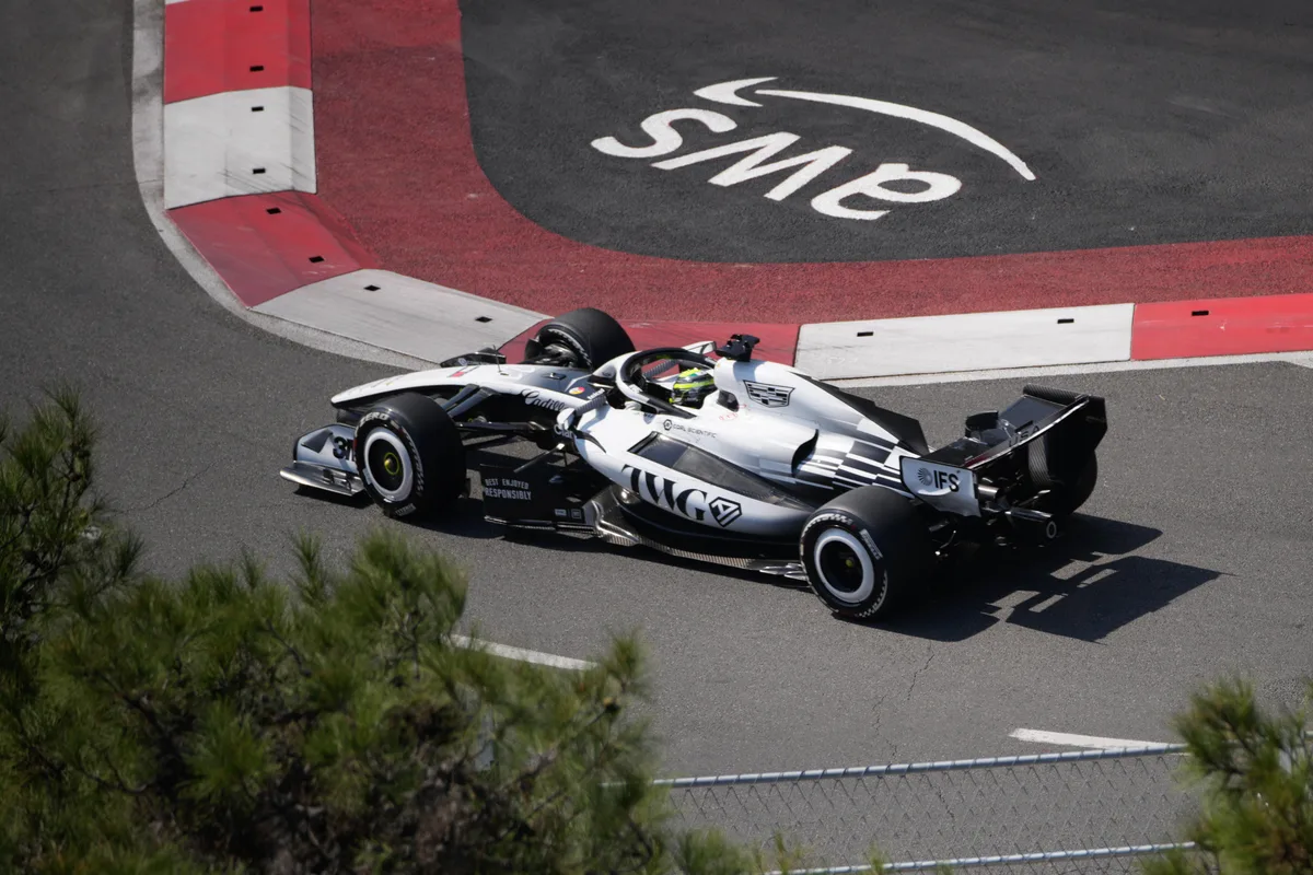 Checo Pérez mejora al 13avo en el GP de Azerbaiyán; Russell domina