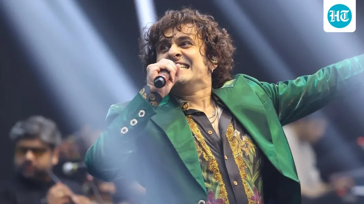 Sonu Nigam sings Shah Rukh Khan's track in both male and female voices, internet says ‘sounds better than Neha Kakkar’