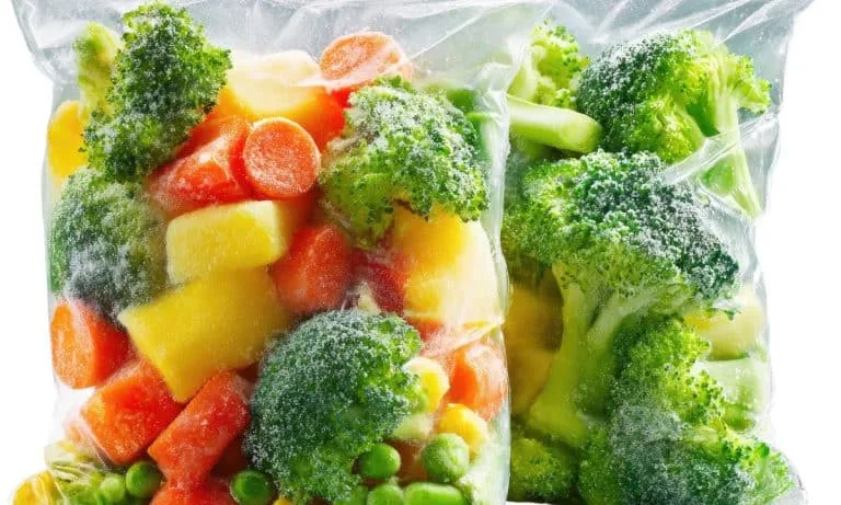 Micro-ondas tira nutrientes? Veja o que acontece na comida