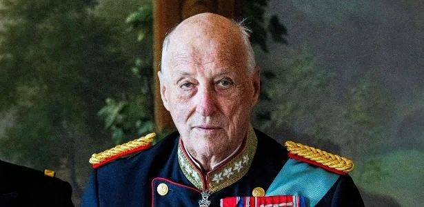 Rei Harald, da Noruega, é internado em hospital