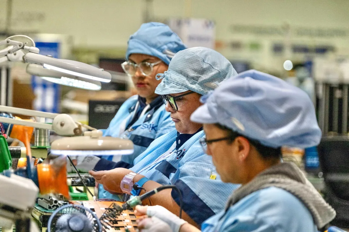 Empleo ligado a la IA crece 7.6% mientras maquila y automotriz van en retroceso