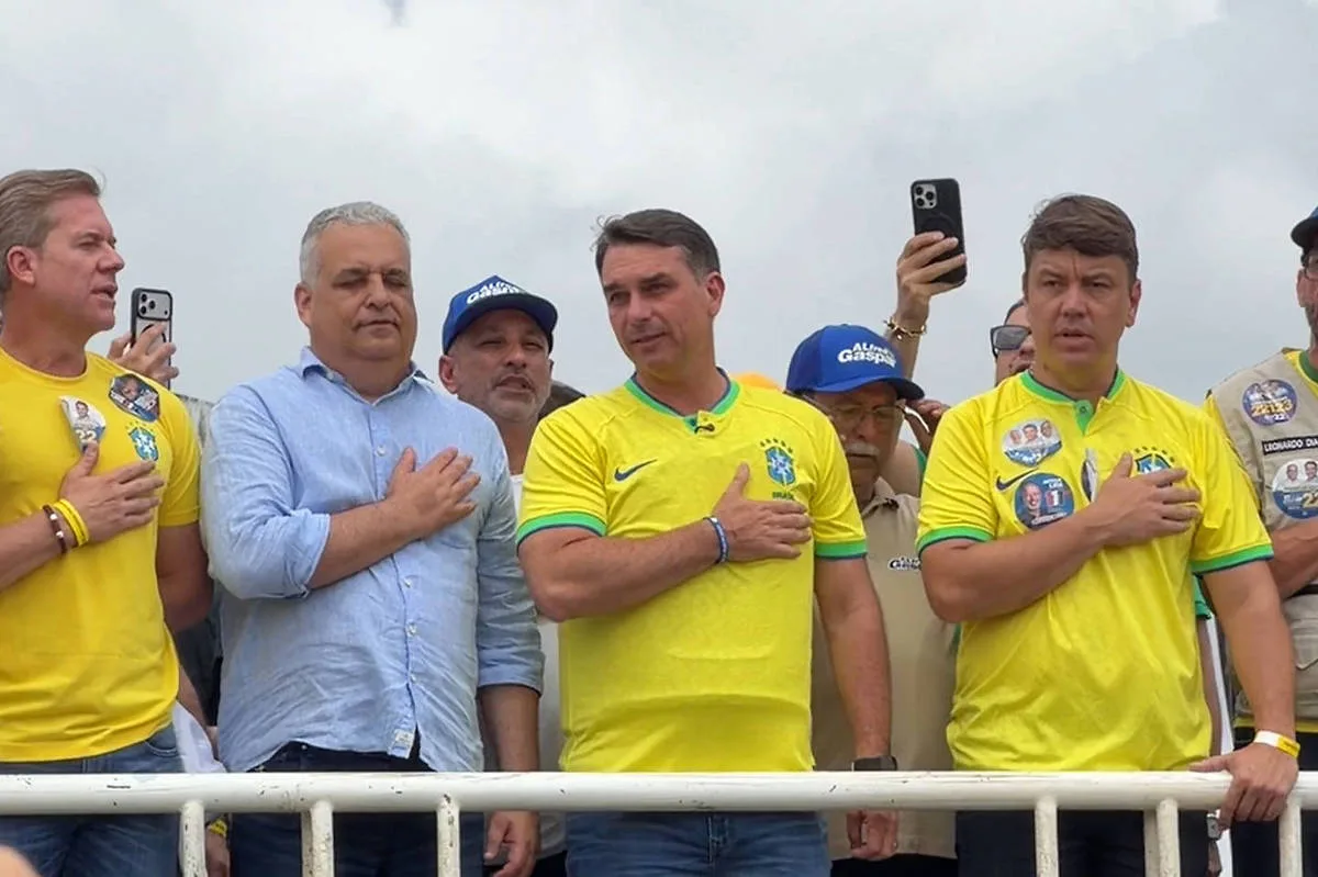 Flávio Bolsonaro faz carreata no interior de Alagoas e promete trem para ligar capitais do Nordeste