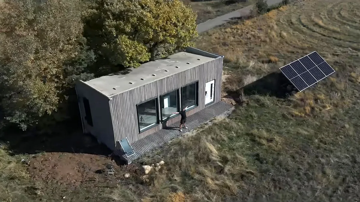 Wohnen: Junger Mann baut Tiny House, um als Selbstversorger in Bulgarien zu leben
