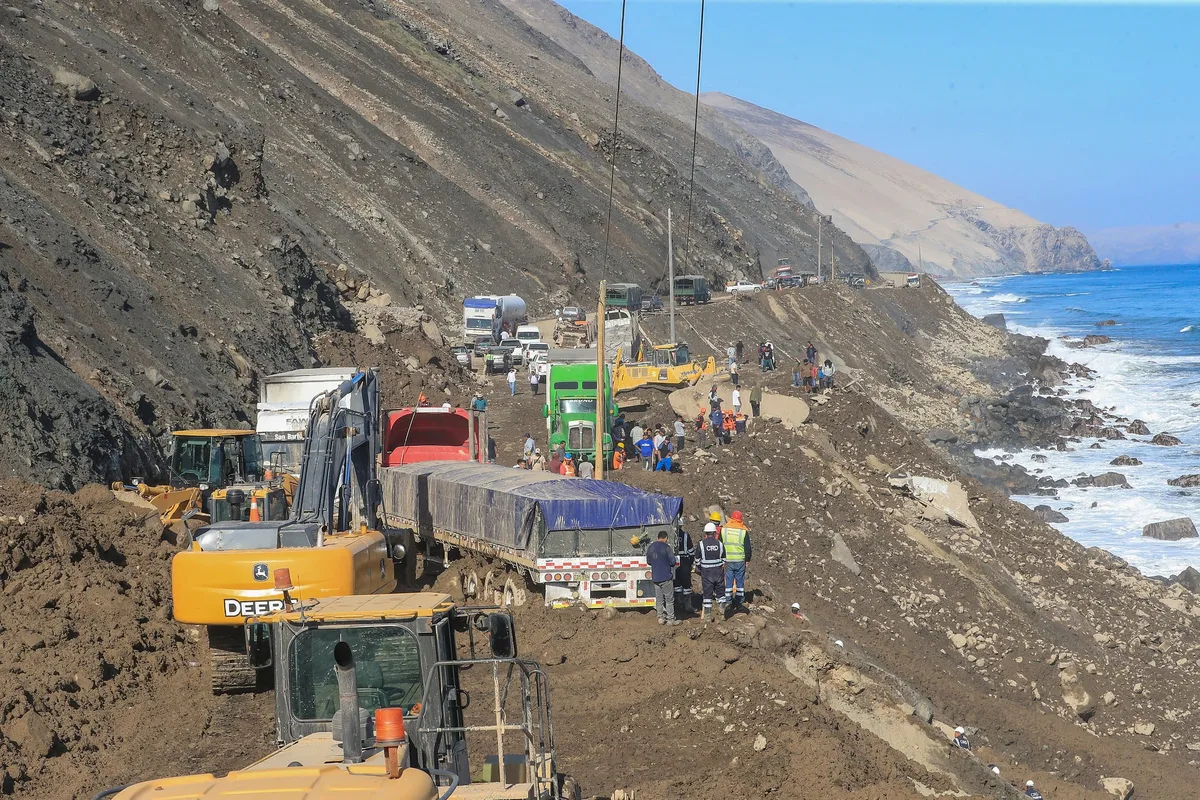 Panamericana Sur bloqueada: un derrumbe en Ocoña paraliza el tráfico en Arequipa tras días de huaicos y deslizamientos