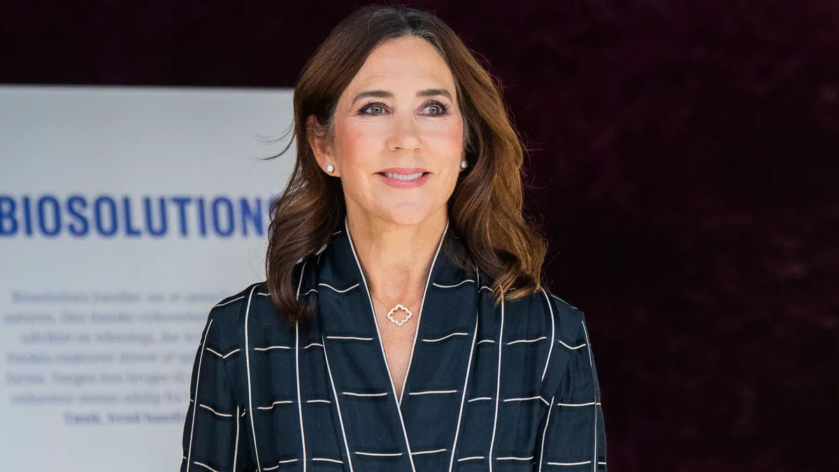 Mary de Dinamarca recupera su blusa de cuadros favorita en un elegante look negro: "Un gesto de respeto y solemnidad"