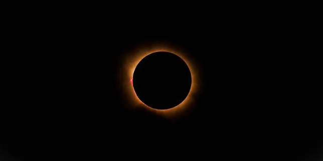 « J’étais au bord des larmes » : l’éclipse solaire, un bref moment de « communion » pour des millions de curieux, en Espagne et en France