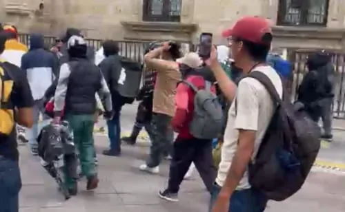 Petardos y disturbios frenan marcha por el agua limpia en Guadalajara; manifestantes exigen una protesta pacífica
