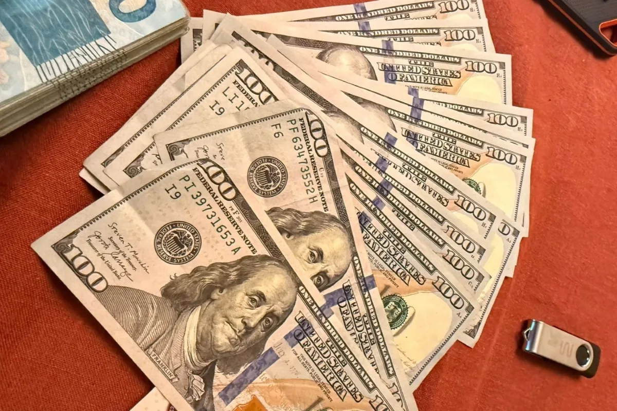 Dólar e Bolsa sobem com queda do petróleo e sanções contra o Irã