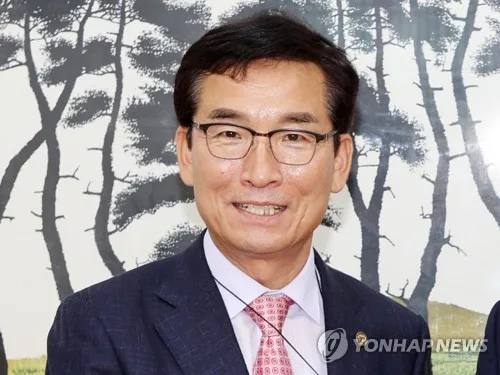 '선거구민에 식사 제공' 윤건영 충북교육감 선거법 위반 송치