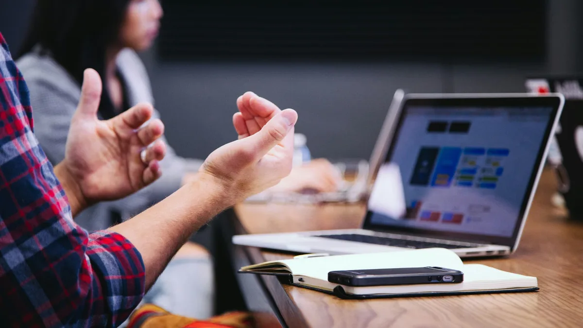 L’IA crée-t-elle vraiment des emplois? Plus d’une entreprise britannique sur deux assure que oui (mais l'étude ne précise pas si d'autres postes ont été supprimés en parallèle)