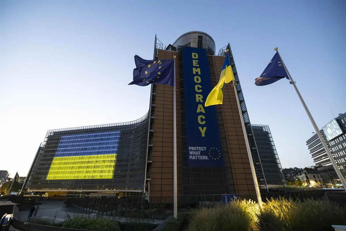 Bruselas promete seguir cerrando brechas de las sanciones a Rusia tras levantar la UE las medidas a dos oligarcas