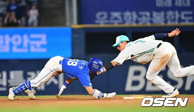 [사진] 김지찬, 2루 오버런으로 아웃