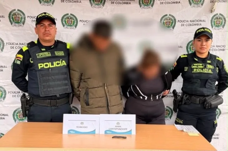 Los antecedentes de la pareja señalada de asesinar a Cristian Garzón, guardia de TransMilenio en Bogotá, tras ser amonestada por colarse