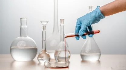 KI trifft auf Reagenzglas: Anthropic eröffnet Biotech-Labor