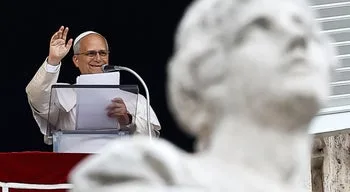 "Com a ajuda de Deus". Papa reaparece e volta a falar à Praça de São Pedro
