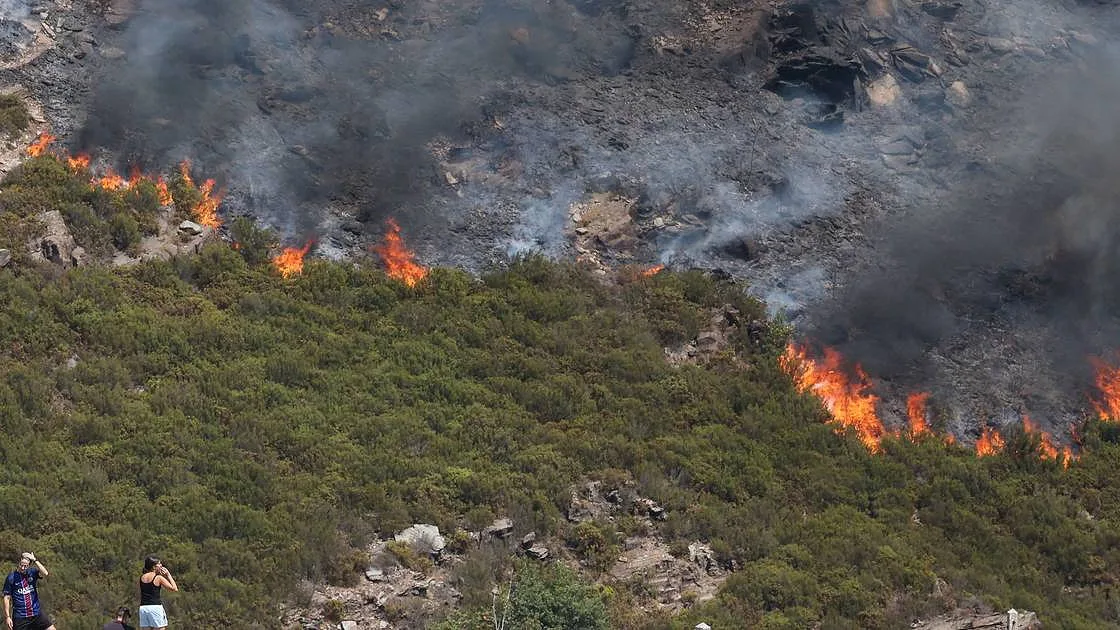 Despiste de veículo de combate a incêndios em Arouca fere quatro bombeiros