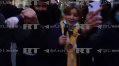 В Париже протестующие окружили съёмочную группу RT и попытались отнять камеру