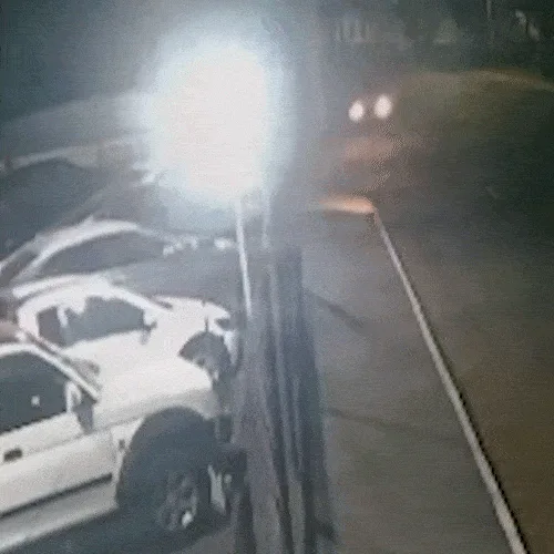 Carro de R$ 98 mil é destruído após veículo invadir comércio e fugir