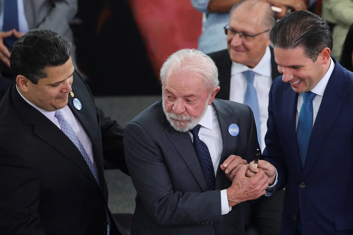 Lula diz que discutirá fim da escala 6x1 e da taxa das blusinhas com Motta e Alcolumbre