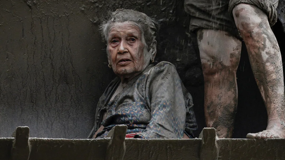 Deux jours après les inondations au Népal, une femme de 97 ans retrouvée vivante sous les décombres