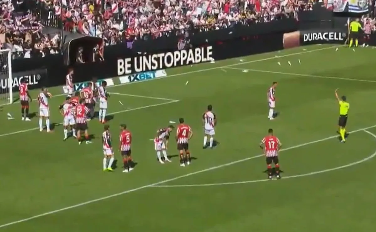 Rayo Vallecano vs. Athletic Bilbao fue suspendido tras un aluvión de avioncitos de papel en señal de protesta
