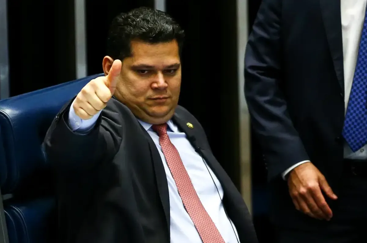 Alcolumbre destrava tramitação do fim da escala 6×1 após encontro com Lula