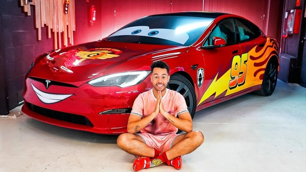 Consumo multa a una empresa con 750.000 euros por sortear ilegalmente el Tesla del youtuber 'The Grefg'
