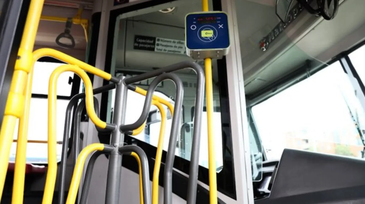 Una mujer no podía pasar por los molinetes del colectivo en Colombia, denunció discriminación y la Justicia dictó un fallo inédito