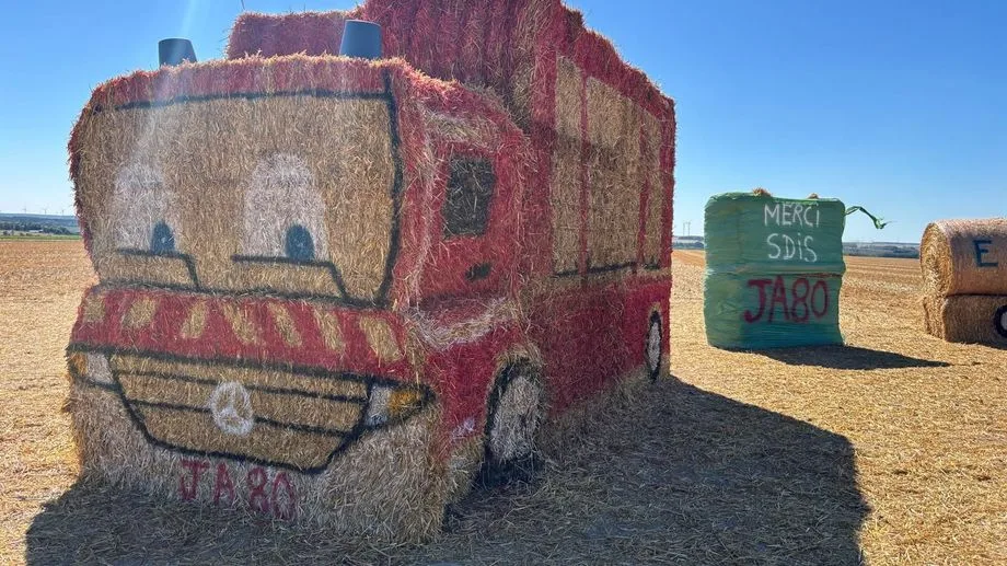 À Piquigny, les Jeunes Agriculteurs construisent un camion de pompiers en paille