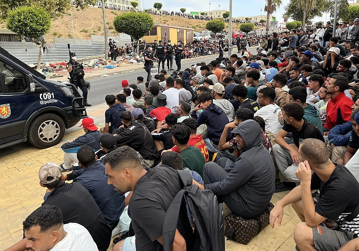 Disparos al aire y cargas policiales para contener a inmigrantes que intentaban acceder a un centro de atención humanitaria