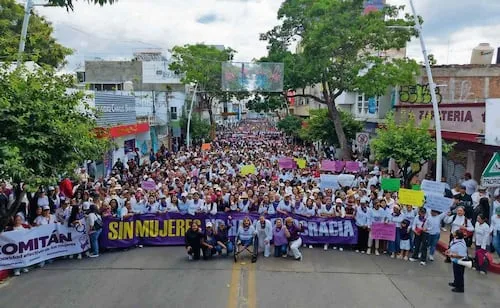 Mujeres marchan en defensa de la paridad