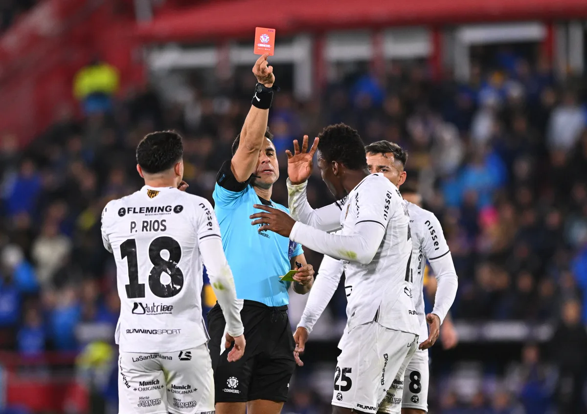Boca x Vasco: árbitro da semifinal cometeu erro bizarro em jogo dos argentinos nesta Sul-Americana