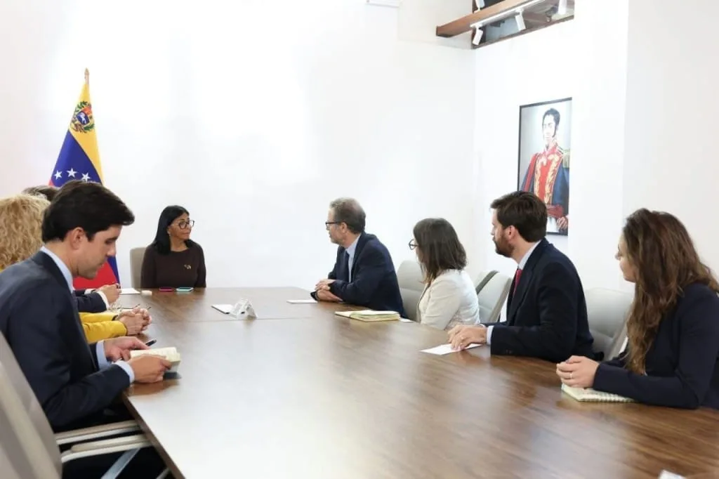 Delcy Rodríguez recibe en Miraflores a representantes de Human Rights Watch