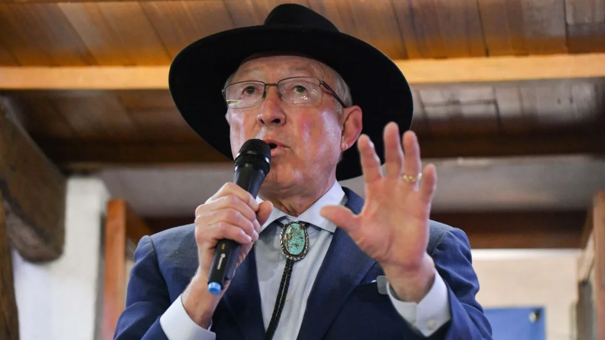 Ken Salazar señala y critica que armas de EEUU matan a mexicanos y reconoce el trabajo de García Harfuch