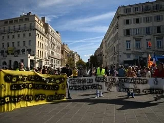 Prix des carburants : près de 200 « Gilets jaunes » manifestent sur le Vieux-Port de Marseille