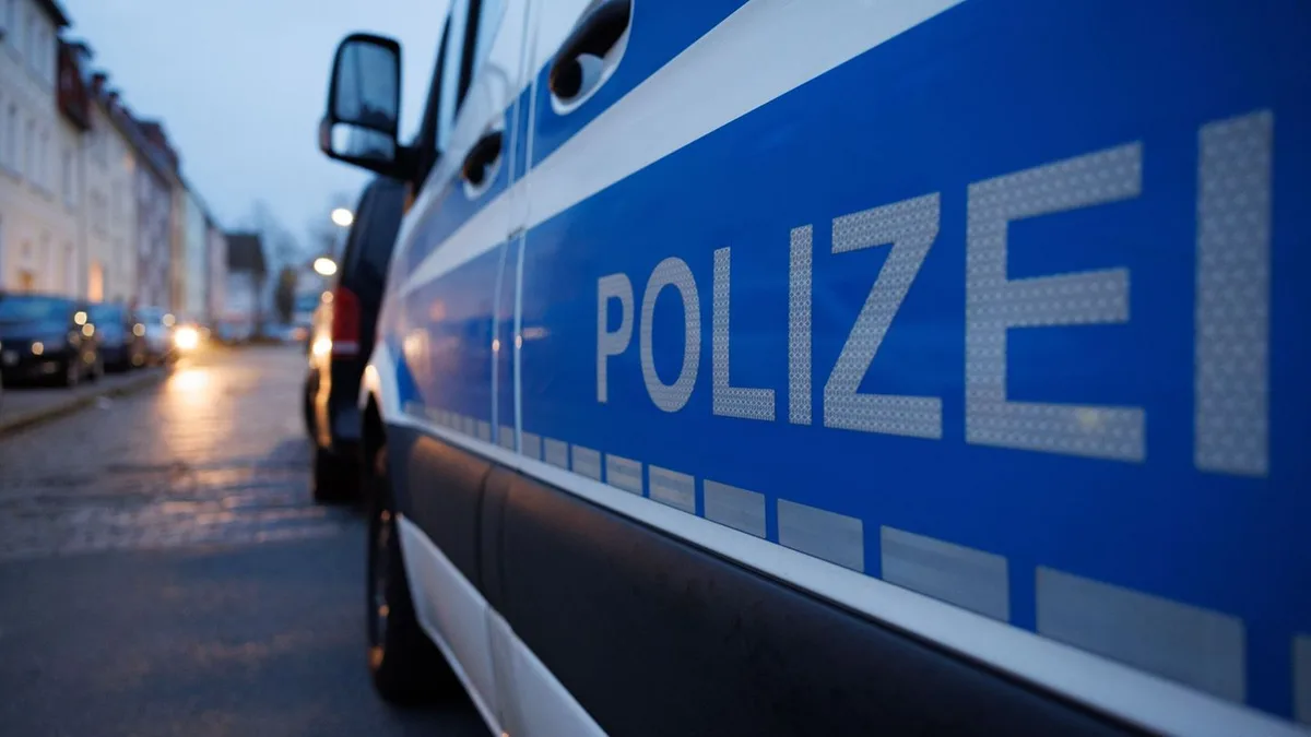 Nächtliche Spritztour: Uhu auf der Straße: 14-Jähriger überschlägt sich mit Auto