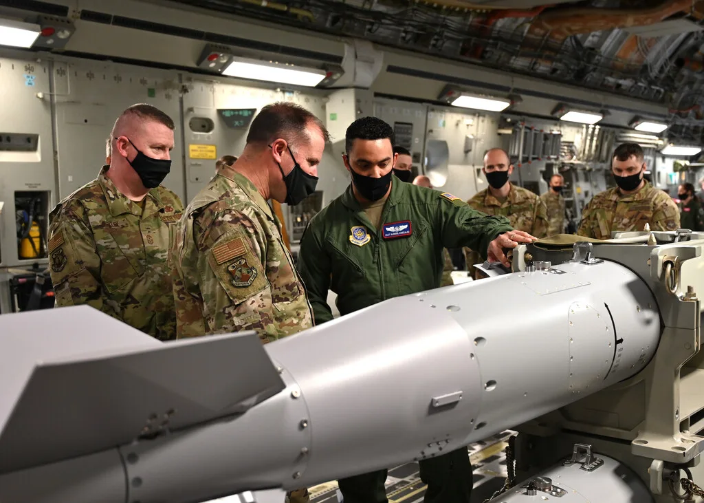 Los científicos que fabrican la nueva bomba atómica de EEUU han llegado a la meta tres meses antes de lo previsto