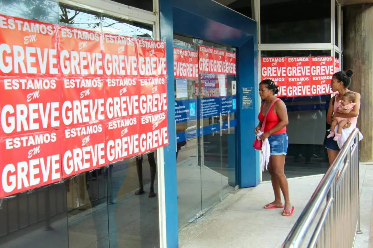 BB fecha acordo e encerra paralisação; Caixa mantém greve
