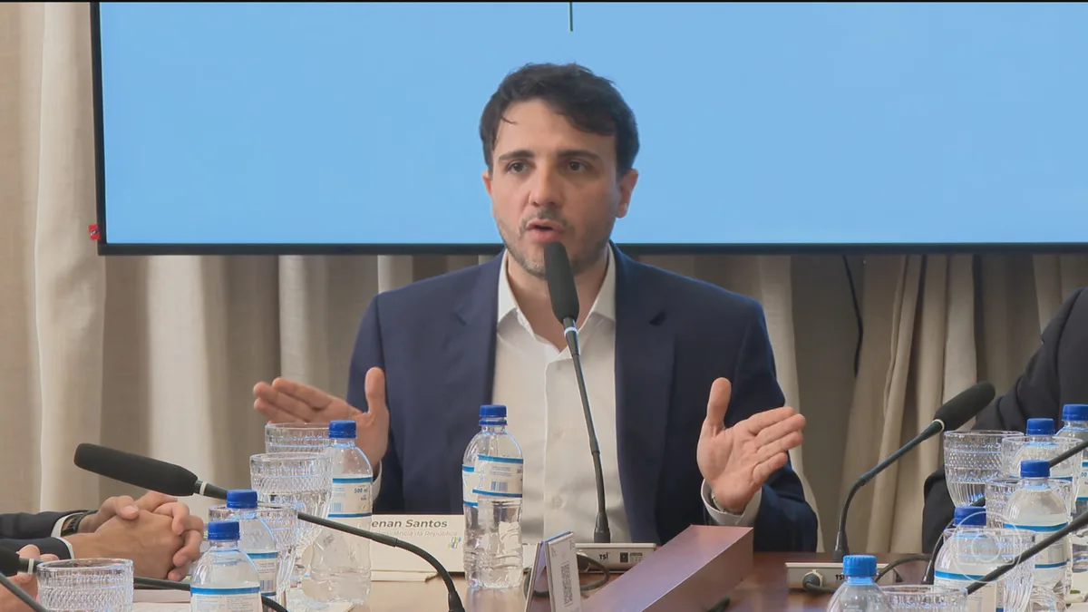 Renan Santos, candidato do Missão à Presidência, faz campanha em Brasília