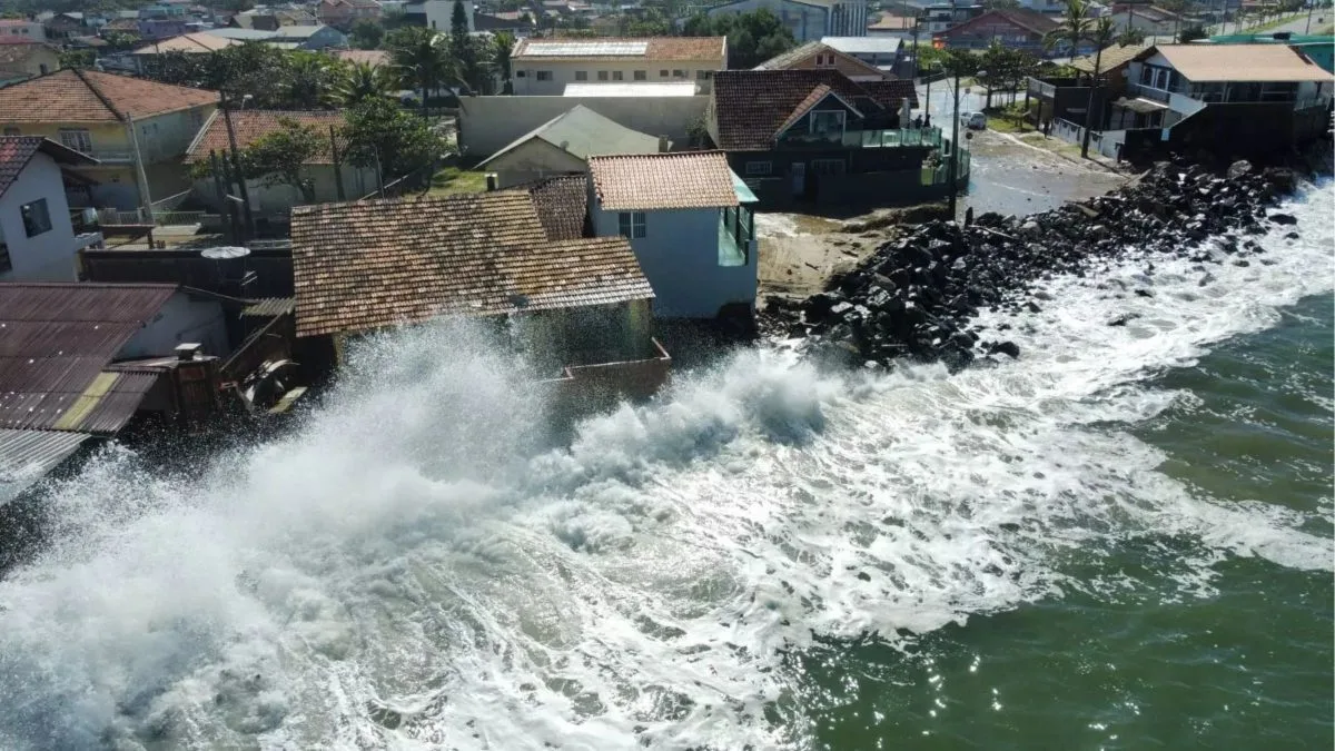Ciclone extratropical deixa litoral de SC em alerta para ondas de até 3 metros e maré alta